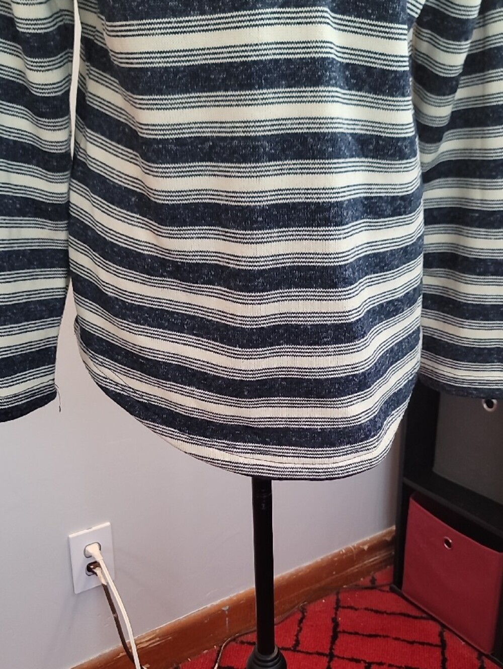 Women Eddie Bauer Navy and Cream Striped Hooded Pullover size Med - Picture 6 of 10